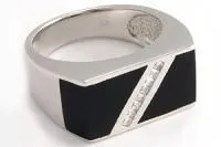 Мужское кольцо из серебра 925 пробы с черным ониксом и фианитами