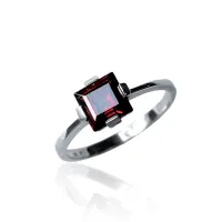 Кольцо из серебра с натуральным гранатом