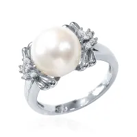 Кольцо из серебра с натуральным жемчугом и фианитами