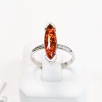 Кольцо из серебра с натуральным янтарем Кольцо из серебра с натуральным янтарем