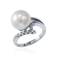 Кольцо из серебра с натуральным культивированным жемчугом и фианитами