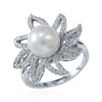 Кольцо из серебра с натуральным культивированным жемчугом и фианитами