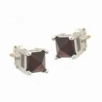 Серьги-пусеты из серебра с натуральным гранатом