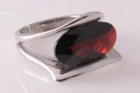 Кольцо из серебра с натуральным гранатом