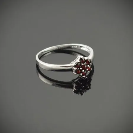 Кольцо из серебра с натуральным гранатом