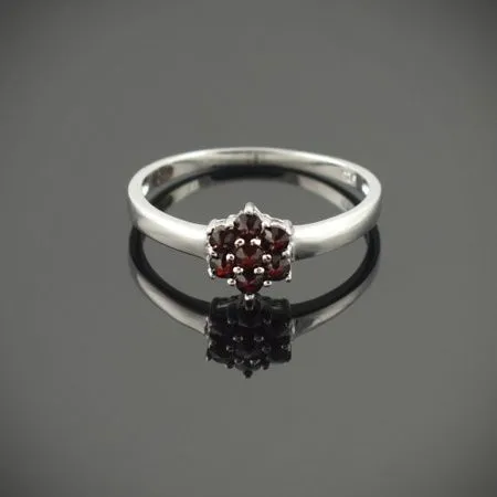 Кольцо из серебра с натуральным гранатом