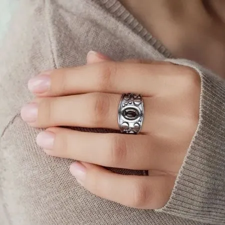 Широкое кольцо в этническом стиле из черненого серебра с натуральным гранатом