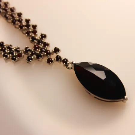 Колье из серебра с натуральным гранатом