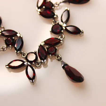 Колье из серебра с натуральным гранатом