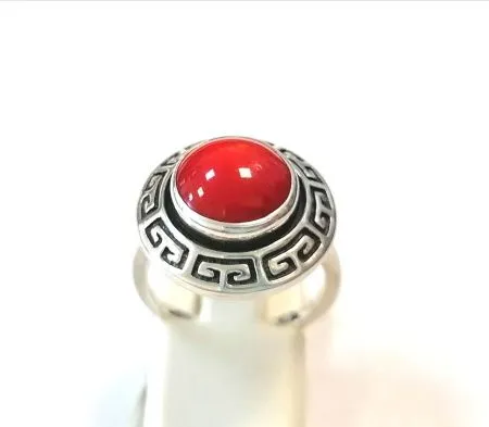 Кольцо из серебра с натуральным красным кораллом