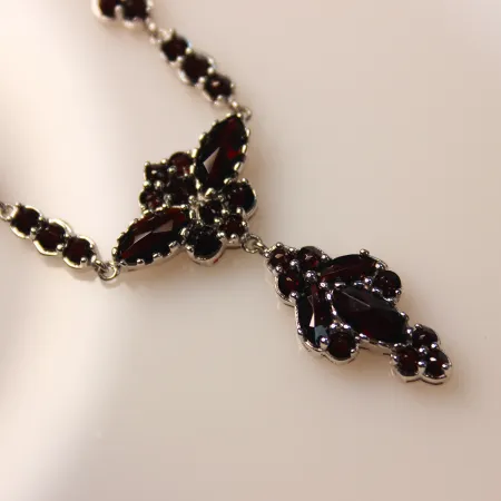 Колье из серебра с натуральным гранатом