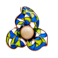 Брошь из позолоченного серебра с натуральным белым янтарем и эмалью