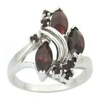 Кольцо из серебра с натуральным гранатом
