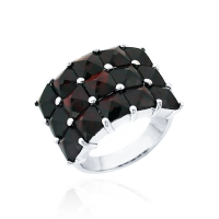 Кольцо из серебра с натуральным гранатом