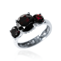 Кольцо из серебра с натуральным гранатом