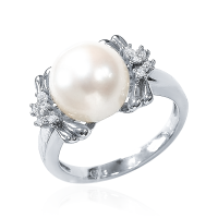 Кольцо из серебра с натуральным жемчугом и фианитами