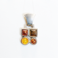 Подвеска из серебра с натуральным янтарем