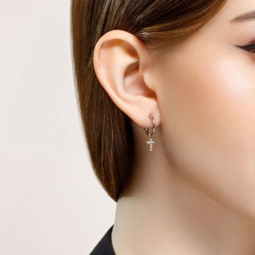 Серьга с подвеской-крестом из серебра с фианитами