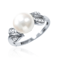 Кольцо из серебра с натуральным жемчугом и фианитами