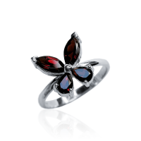 Кольцо из серебра с натуральным гранатом