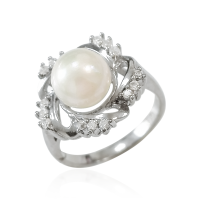 Кольцо из серебра с натуральным жемчугом и фианитами