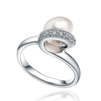 Кольцо из серебра с натуральным жемчугом и фианитами