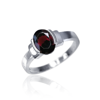 Кольцо из серебра с натуральным гранатом