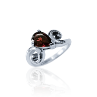 Кольцо из серебра с натуральным гранатом