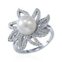 Кольцо из серебра с натуральным культивированным жемчугом и фианитами