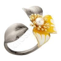 Кольцо из комбинированного серебра с пресноводным жемчугом и эмалью