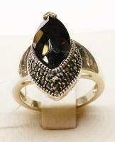 Кольцо из серебра с натуральным гранатом и марказитами