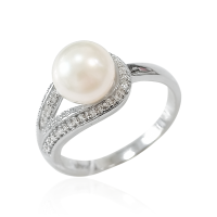 Кольцо из серебра с натуральным жемчугом и фианитами