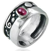 Широкое кольцо в этническом стиле из черненого серебра с натуральным гранатом