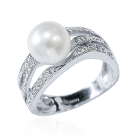 Кольцо из серебра с натуральным культивированным жемчугом и фианитами