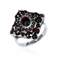 Кольцо из серебра с натуральным гранатом
