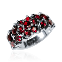 Кольцо из серебра с натуральным гранатом