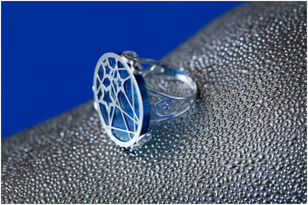 Кольцо из серебра с синим янтарем