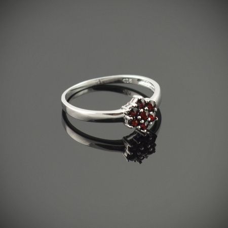 Кольцо из серебра с натуральным гранатом