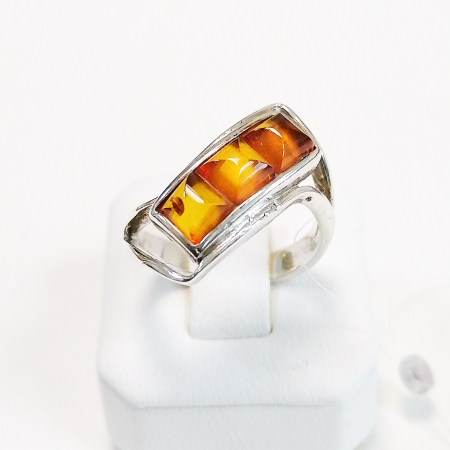 Кольцо из серебра с натуральным янтарем