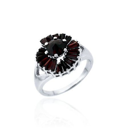 Кольцо из серебра с натуральным гранатом