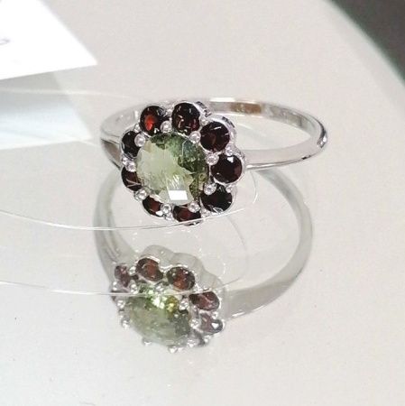 Кольцо из серебра с натуральным влтавином (молдавитом) и гранатом