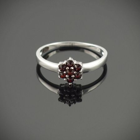 Кольцо из серебра с натуральным гранатом