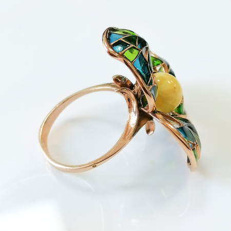 Кольцо из позолоченного серебра с натуральным белым янтарем и эмалью