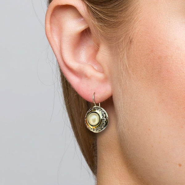 Серьги в этническом стиле из черненого серебра с белым жемчугом и золотыми вставками