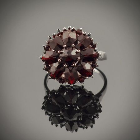 Кольцо из серебра с натуральным гранатом