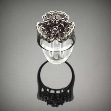 Кольцо из серебра с натуральным гранатом