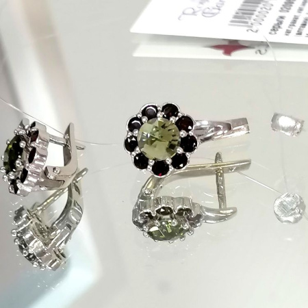 Серьги из серебра с натуральными влтавинами (молдавитами) и гранатами
