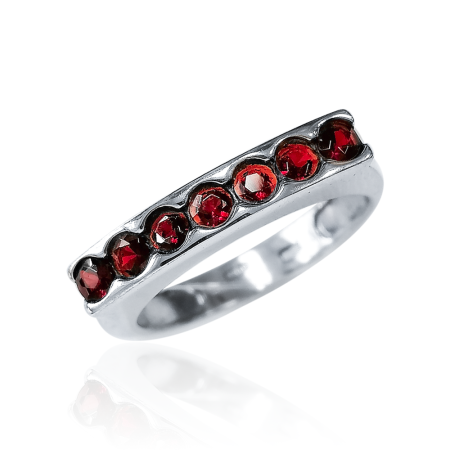 Кольцо из серебра с натуральным гранатом