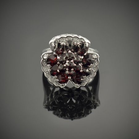 Кольцо из серебра с натуральным гранатом