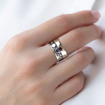 Широкое кольцо в этническом стиле из черненого серебра с натуральным гранатом